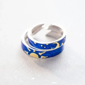 Bague Soleil Et Lune En Argent Sur Fond Bleu élégant