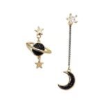 boucles doreilles asymetriques inspirees par le cosmos 392 1