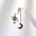 boucles doreilles asymetriques inspirees par le cosmos 451 1