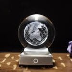 Boule De Cristal Avec Globe Terrestre Gravé Au Laser - 8 Cm / Socle Gris