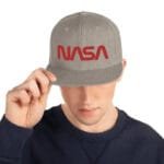 Casquette Grise Avec Logo Rouge Emblématique De La Nasa