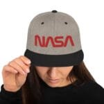 Casquette Grise Avec Logo Rouge Emblématique De La Nasa