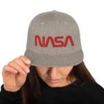 Casquette Grise Avec Logo Rouge Emblématique De La Nasa