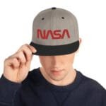 Casquette Grise Avec Logo Rouge Emblématique De La Nasa