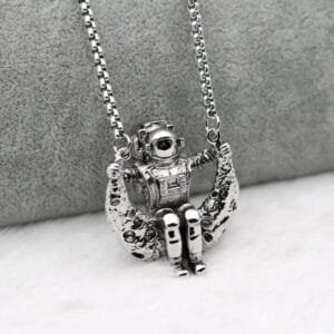 Collier Astronaute En Balançoire: Sérénité Dans L’espace