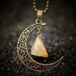 Collier Croissant De Lune Avec Pierre Terrestre Unique Et élégant - 1