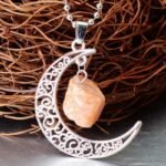 collier croissant de lune avec pierre terrestre unique et elegant 10 249 1