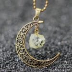 Collier Croissant De Lune Avec Pierre Terrestre Unique Et élégant