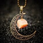 collier croissant de lune avec pierre terrestre unique et elegant 4 350 1
