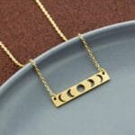 Collier élégant Des Phases De La Lune En Doré Ou Argenté - Doré