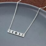 collier elegant des phases de la lune en dore ou argente 585 1