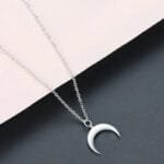 Collier En Lune Inversée élégant Et Fins Pour Toutes Occasions - Argenté