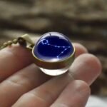 collier en verre avec constellation personnalisee a offrir poisson bronze 746 1