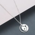 collier lunaire et etoile pour un look quotidien elegant argente 750 1