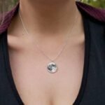 collier lune fluorescente elegance et originalite pour votre cou 698 1