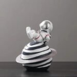Figurine Astronaute Équilibre Sur Saturne