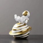 Figurine Astronaute Équilibre Sur Saturne