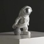 figurine astronaute en resine pour decorer votre bureau avec style argente 469 1