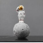 figurine astronaute en resine pour decorer votre espace avec style dore 875 1