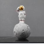 Figurine Astronaute En Résine Pour Décorer Votre Espace Avec Style - Doré