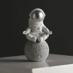 figurine astronaute en resine pour meditation spatiale zen argente 158 1