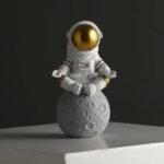 figurine astronaute en resine pour meditation spatiale zen dore 556 1