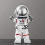 figurine astronaute en resine pour une deco spatiale joyeuse argente 135 1