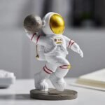 Figurine Astronaute Basketball Lune