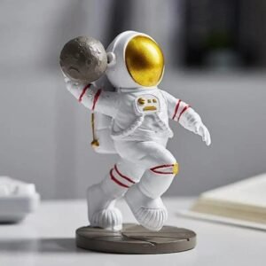 figurine astronaute jouant au basketball avec la lune decorative 810 1