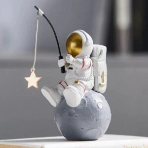 figurine astronaute sur la lune avec une etoile doree decorative 196 1