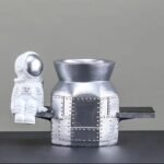 figurine astronaute sur module spatial pour une deco galactique 863 1