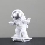 figurine astronaute sur skateboard pour une decoration originale 528 1