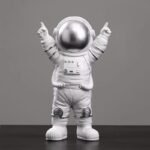 figurine astronaute victorieux en resine pour une belle decoration argente 352 1