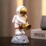 figurine astronaute violoniste et guitariste en resine 638 1