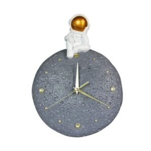horloge murale decorative dotee dun astronaute assis sur la lune 584 1