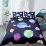 housse de couette et taies doreiller sur le theme des planetes 150cm x 200cm housses 677 1