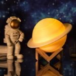 lampe saturne eclairez votre decoration avec la planete 13 cm 380 1