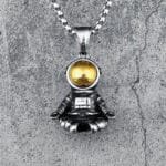 Pendentif Cosmic Serenity: évasion Dans Le Calme De L’espace - Visière Dorée / 60 Cm