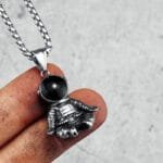 Pendentif Cosmic Serenity: évasion Dans Le Calme De L’espace - Visière Noire / 60 Cm