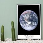 poster apollo 17 la terre bille bleue dans lunivers infini 920 1