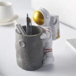 pot a crayon astronaute en resine design pour bureau original 937 1