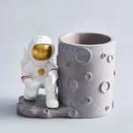 pot a crayon avec figurine astronaute en resine decorative 107 1