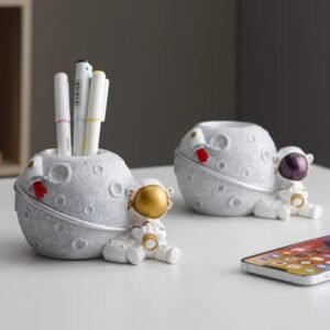 pot a crayon decoratif lune avec astronaute pour chambre denfant 136 1