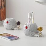 pot a crayon decoratif lune avec astronaute pour chambre denfant 738 1