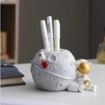 pot a crayon decoratif lune avec astronaute pour chambre denfant visiere doree 784 1