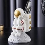 pot a stylos astronaute assis sur la lune pour votre bureau 856 1