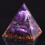 pyramide en orgonite avec sphere ametyste accessoire decoratif 7 cm 129 1