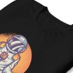 t shirt unisexe en coton peigne avec astronaute meditant 577 1