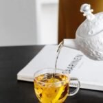 theiere lune avec figurine dastronaute et tasse spatiale cafetieres et theieres 201 1