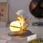veilleuse de nuit petit astronaute en resine pour un sommeil apaisant 981 1